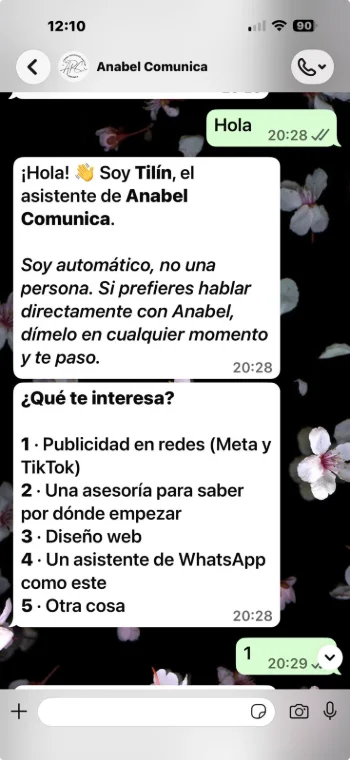 Conversación de WhatsApp en el móvil: Tilín se presenta como asistente de Anabel Comunica y ofrece el menú